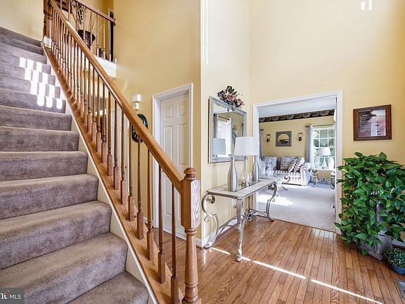 5th image of 10103 Goldfinch Ct