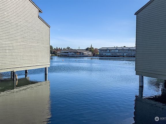 3rd image of 4 Lake Bellevue Dr NE #201