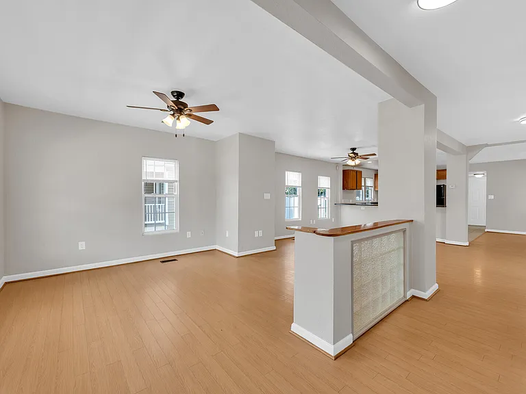 1009 Elkin St — Photo 5
