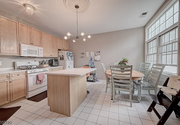 408 Kensington Ln — Photo 3