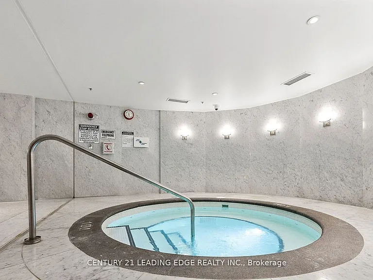 955 Bay St #913 — Photo 23