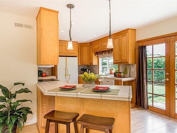 5th image of 332 Vineyard Dr