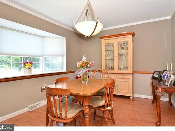 3rd image of 103 Westridge Pl S