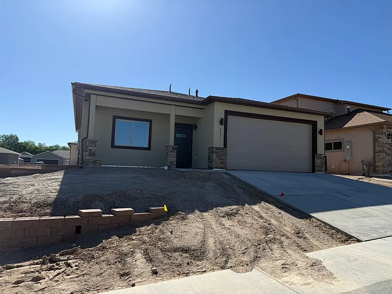 252 Sasha St — Photo 1