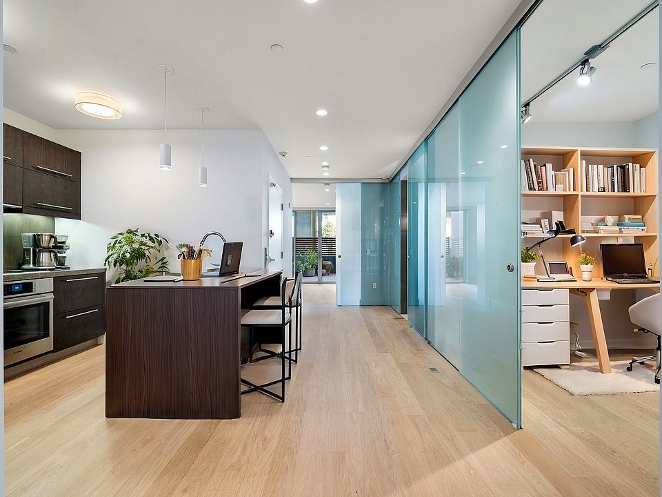 Open Kitchen w/Island
