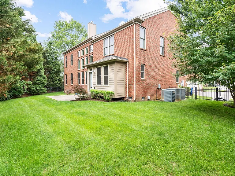 1610 Twin Square Way — Photo 50