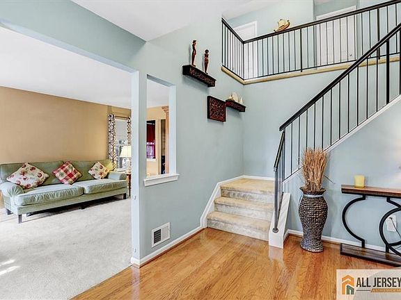 5th image of 30 Aberdeen Dr