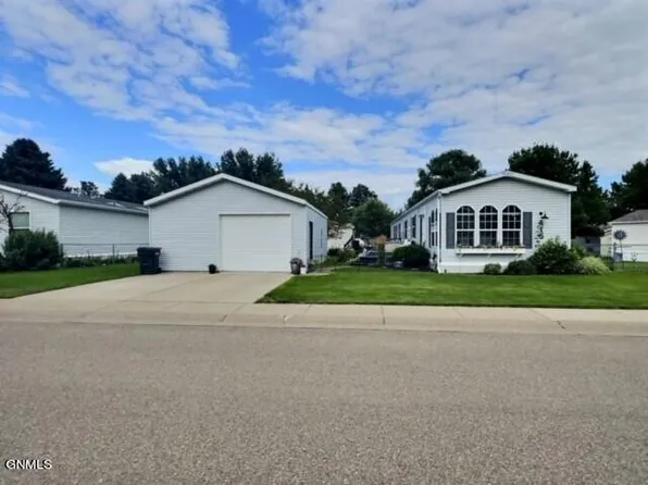 415 Victoria Cir, Bismarck, ND 58504