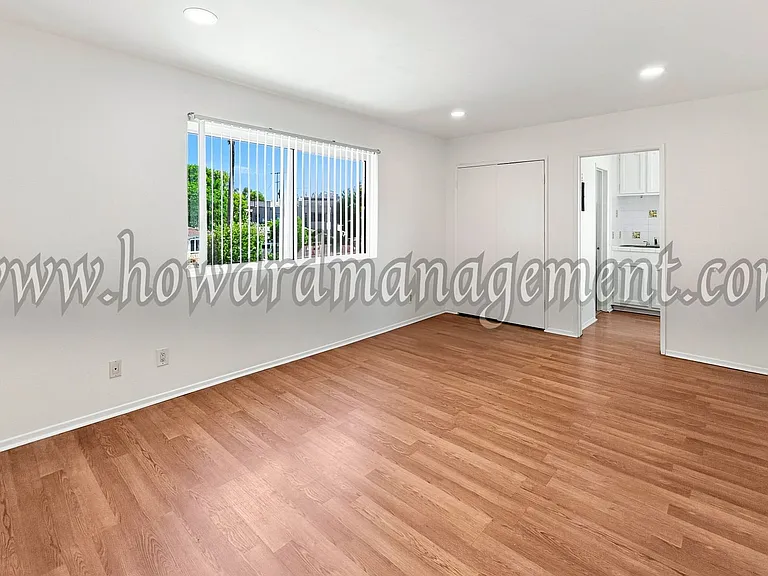 560 Grand — Photo 1