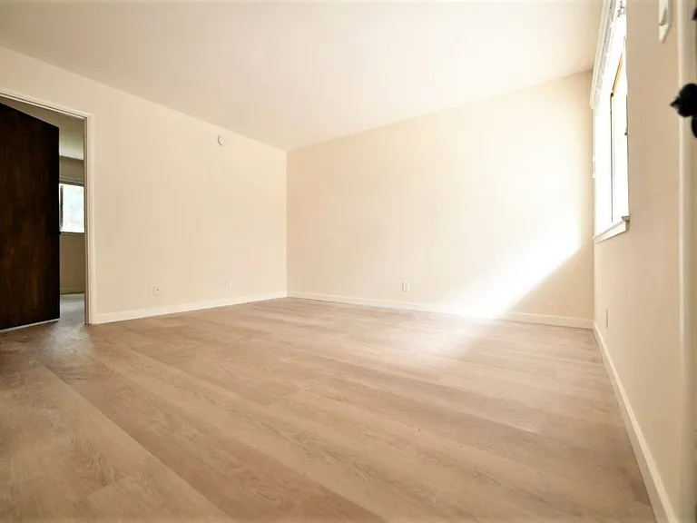 5390 Broadway — Photo 9