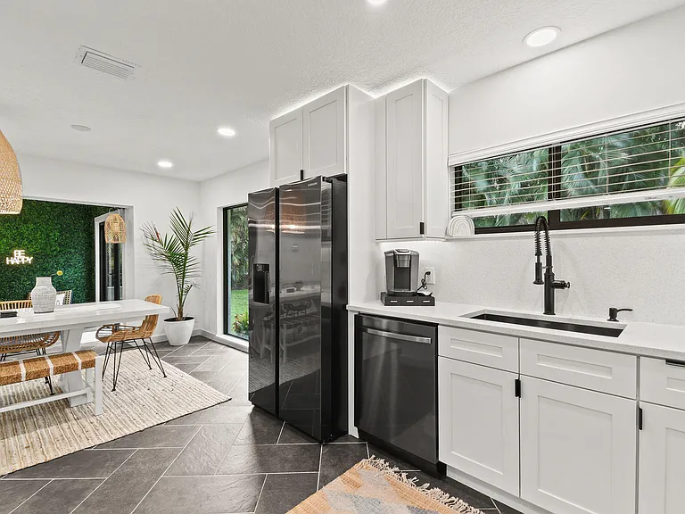 630 NE 15th Pl — Photo 13