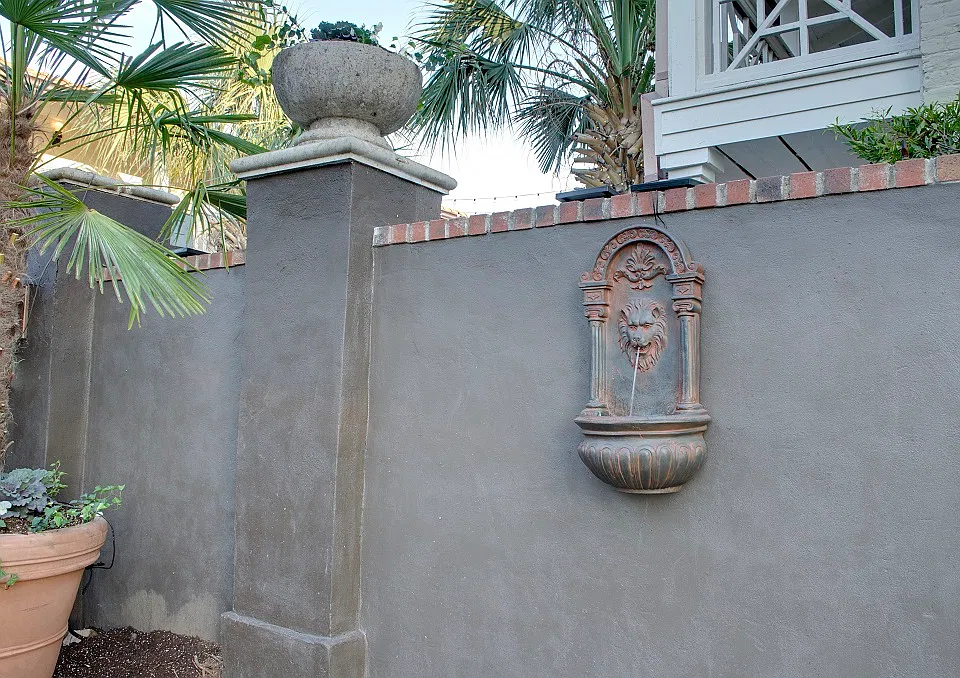 5310- Gaston - GREEN HOUSE VILLA ENTRANCE WALL