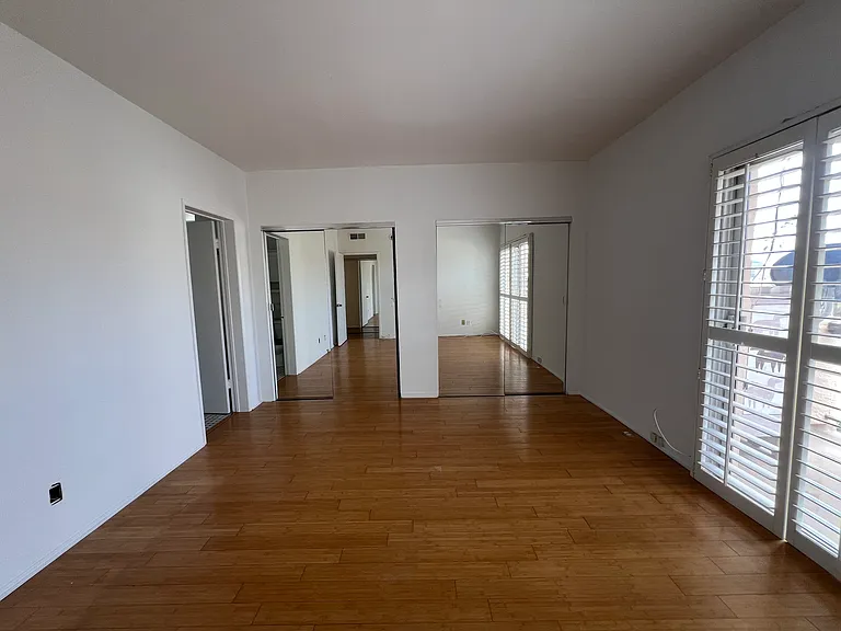 622 S Barrington Ave #301 — Photo 24