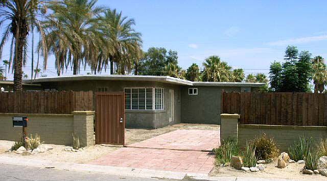 Front enclosed yard