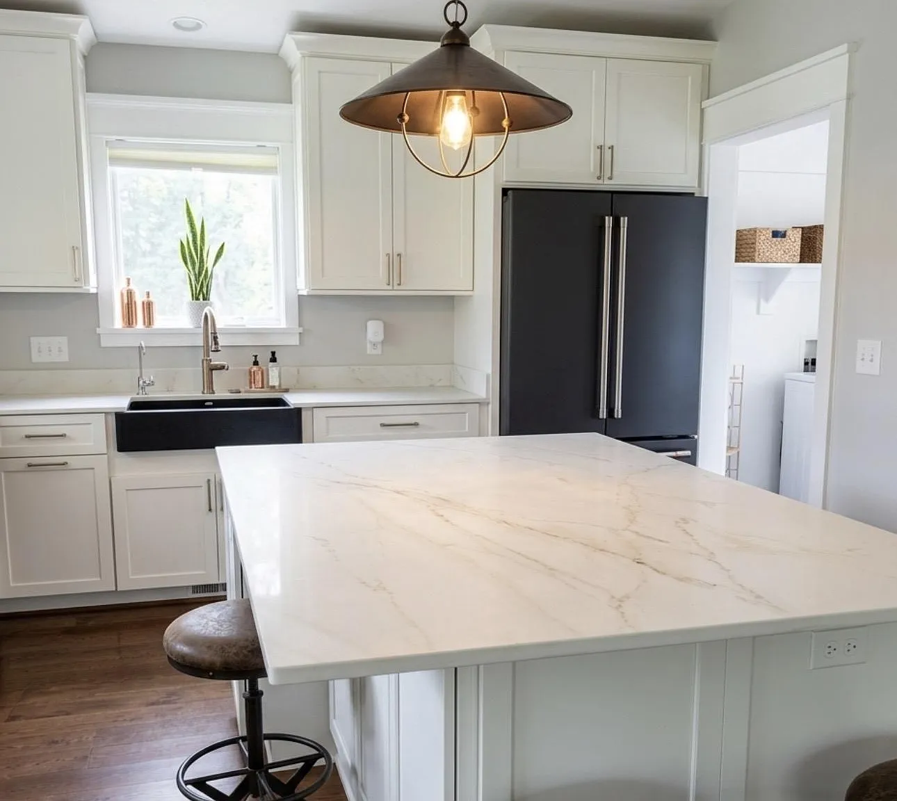 3 bed, 3.0 bath, 2340 sqft, $5,000 — Photo 3