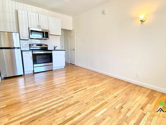 2nd image of 654 1/2 S Dunsmuir Ave #203