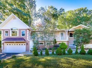 16 Hidden Glen Ln, Airmont, NY 10952