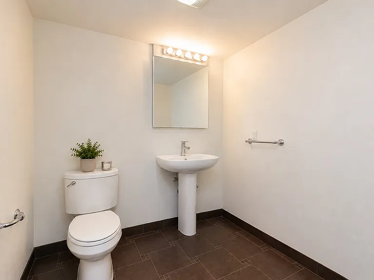 520 6th St #5 — Photo 10