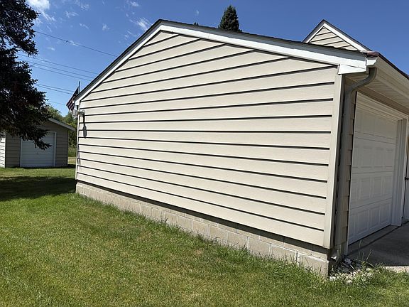 3rd image of 702 Glenview Dr