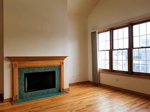 3rd image of 1520 W Superior St APT 3
