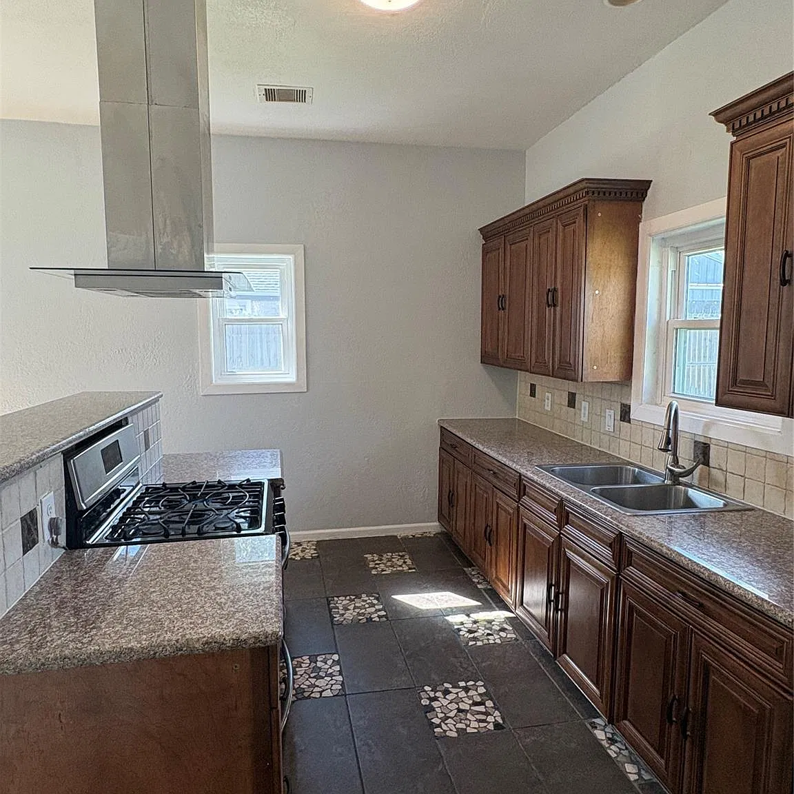 4 bed, 1.0 bath, 1541 sqft, $2,000 — Photo 3