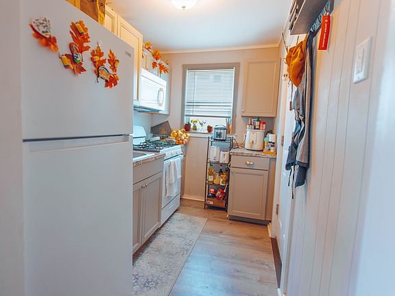 4th image of 140 Pinehurst Ave