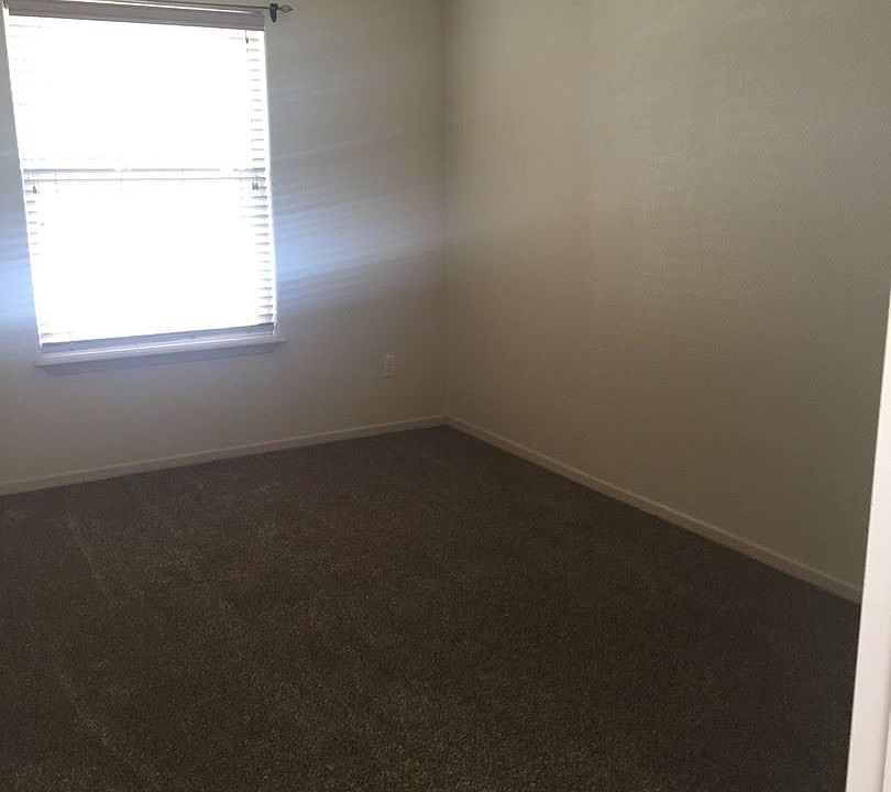 1st image of 940 Chateau Dr