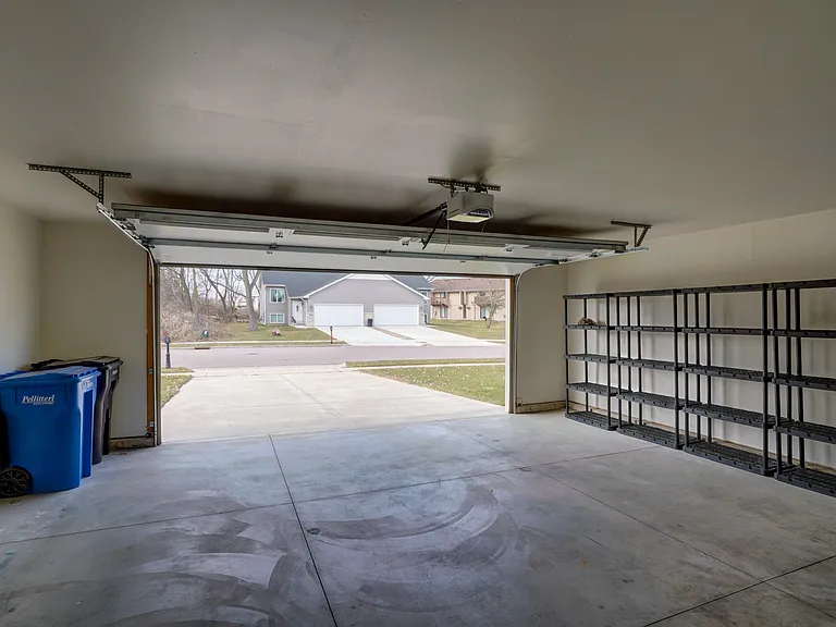 826 Thompson Dr — Photo 17