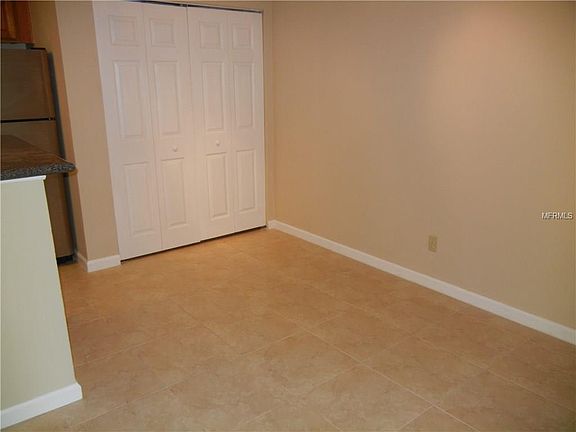 4th image of 315 Lakepointe 103 Dr