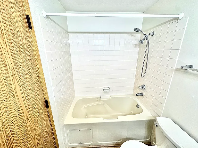 Scholls Crossing Apartments — Photo 10