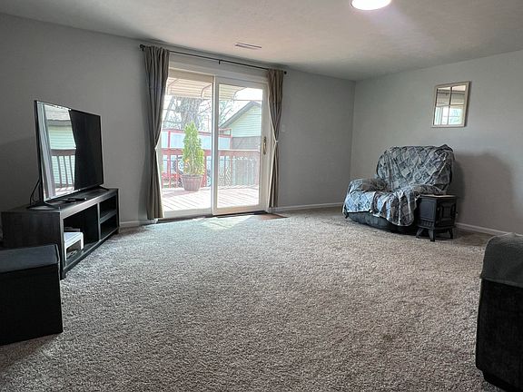 3rd image of 533 Lyle Ave