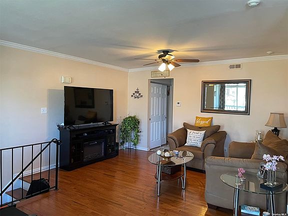 3rd image of 7 Artist Lake Dr #7