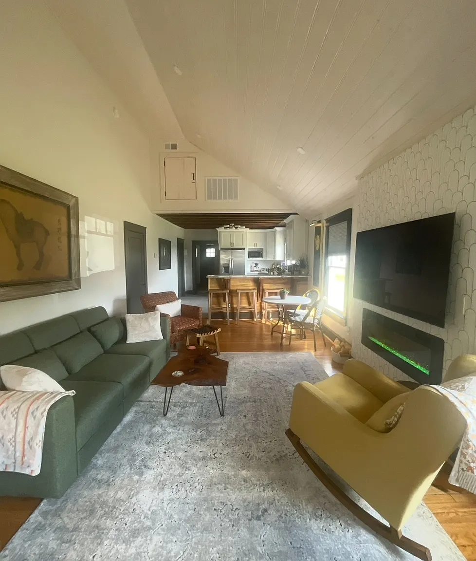 3 bed, 1430 sqft, $2,453 — Photo 2