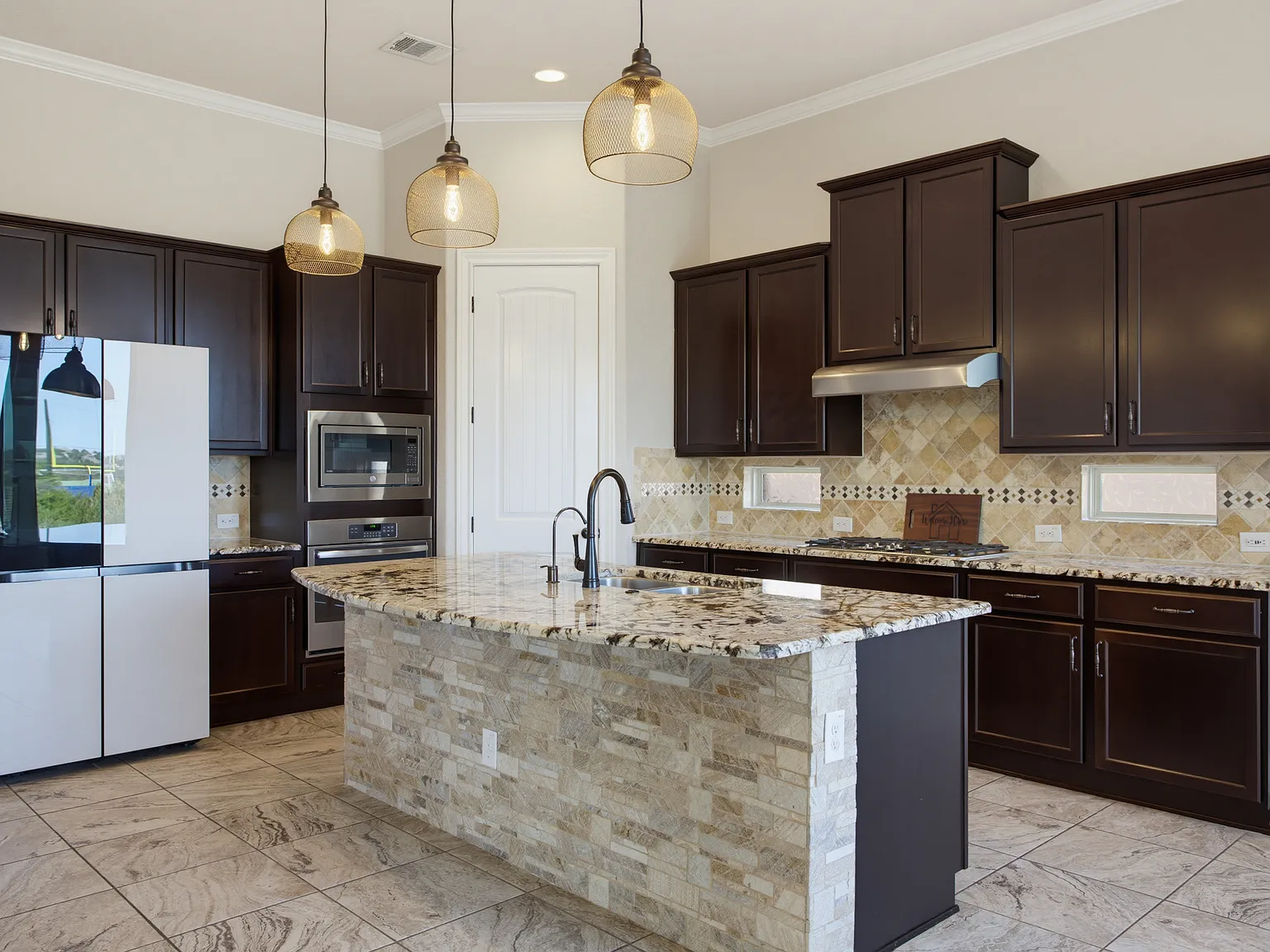 4 bed, 3.5 bath, 3628 sqft, $3,000 — Photo 2