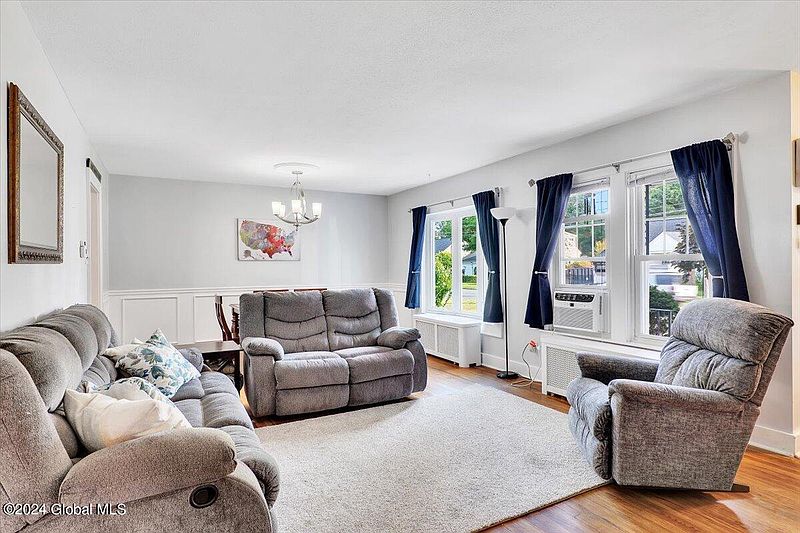 5th image of 2048 Chepstow Road