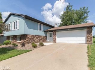 1013 Lake Fork Rd, Bloomington, IL 61704