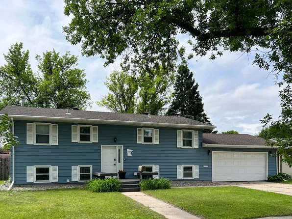 907 22nd Ave S, Moorhead, MN 56560