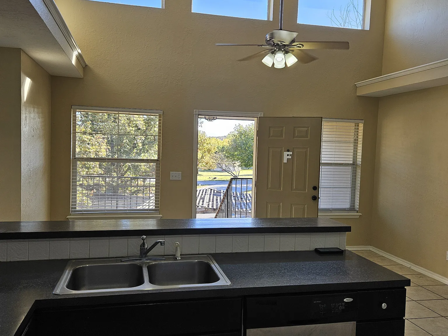 2 bed, 1000 sqft, $1,300 — Photo 2