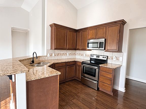3rd image of 319 Sheffield Dr