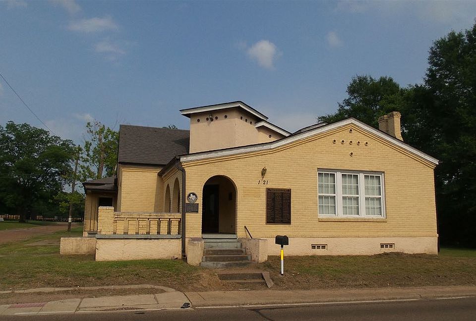 1st image of 1121 S Lake Dr
