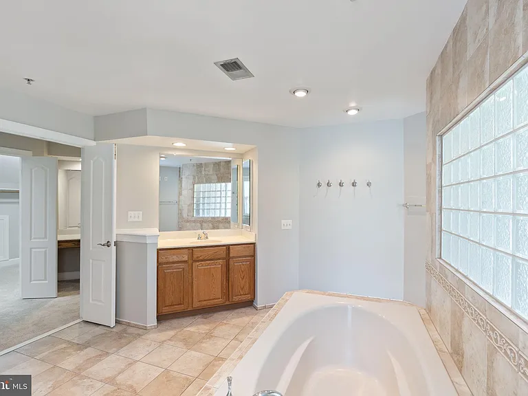 15436 Symondsbury Way — Photo 32
