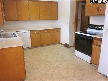4th image of 21145 Parkwood Ave