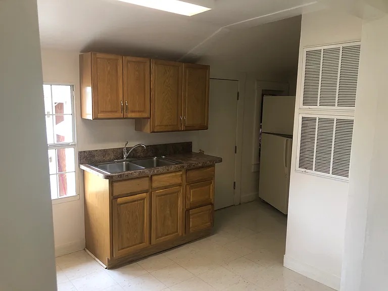 923 W Hill St — Photo 3