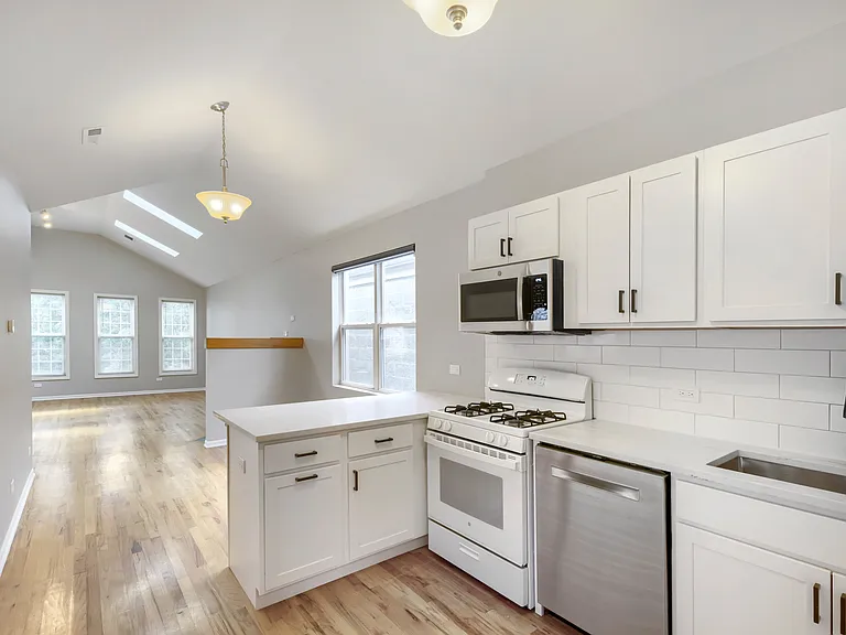 1422 N Maplewood Ave — Photo 4