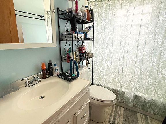 5th image of 710 W Maple St