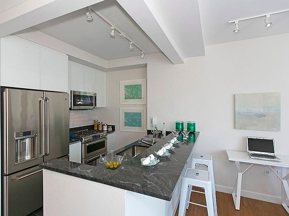 3rd image of 160 W 62nd St APT 21B