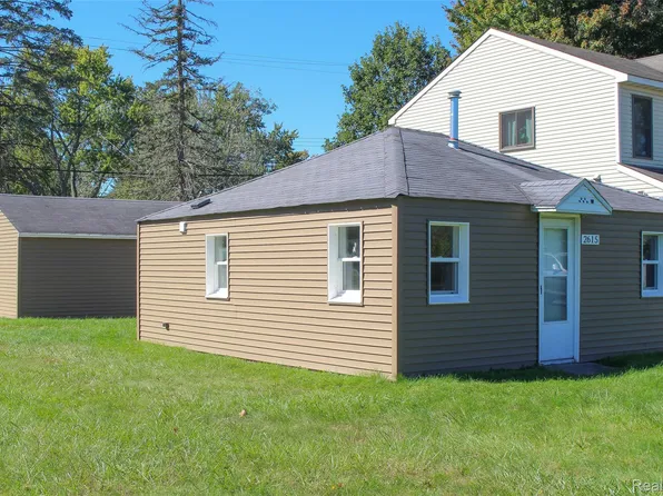 2615 Watkins Lake Rd, Waterford, MI 48328