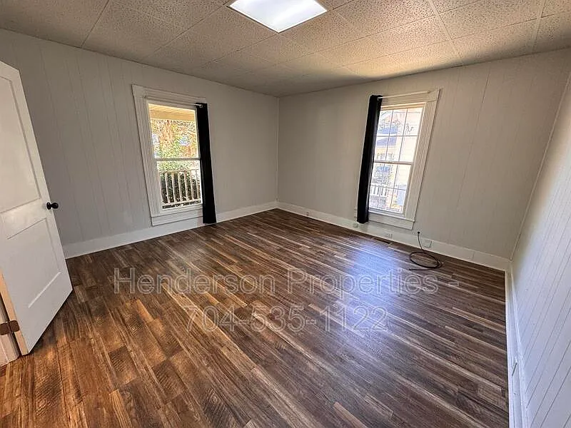 3 bed, 1.0 bath, 1347 sqft, $1,450 — Photo 2