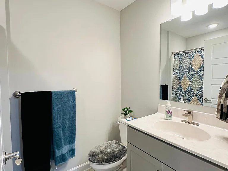 Full bathroom on upper level