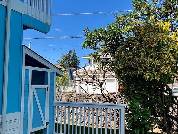 Enclosed, outdoor hot water shower, perfect after surfing, SUP_ing, kayaking, etc.